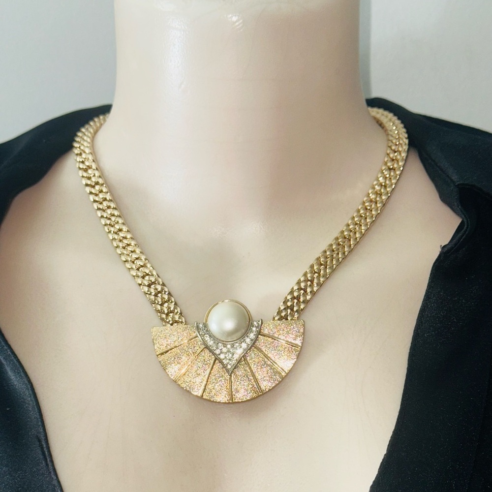 Elegant Gold and Pearl Necklace